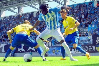 CFC-Spieler Stephan Mensah geht nach rassistischen Beleidigungen im Netz in die Offensive: "Es wird zu oft weggeschaut" - Stephan Mensah kam im vergangenen Sommer aus Rosenheim zum Chemnitzer FC. Er machte beim 0:0 gegen Carl Zeiss Jena ein starkes Spiel. Der dribbelstarke Offensivspieler wurde 2000 in Karlsruhe geboren, hat ghanaische Wurzeln. Und er wehrt sich gegen Rassismus im Netz.
