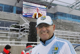 CFC-Stadion - Anzeigetafel wird wieder abgebaut - CFC-Stadionsprecher Olaf Kadner vor der Anzeigetafel, die wieder abgebaut wird.