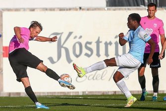 CFC-Trainer kann mit Remis sehr gut leben - Maximilian Oesterhelweg - hier im Duell mit CFC-Youngster Benjika Caciel - glich für Carl Zeiss Jena zum 1:1 aus. 