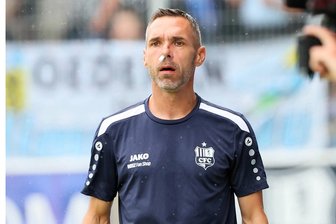 CFC-Trainer Tiffert: Mit gerichteter Nase an die Ostsee - Einatmen, ausatmen - aber bitte nur durch den Mund. CFC-Cheftrainer Christian Tiffert stoppte die Blutung seiner Nase nach dem Zusammenprall mit dem Linienrichter, wie es Männer eben tun. Mit einem Stück Zellstoff. Ob er da schon ahnte, dass sie gebrochen war?
