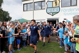 CFC-Trainingsstart mit 600 Fans, aber ohne Breitfelder - Begeisterter Empfang für den CFC (vorn der aus Würzburg gekommene Ioannis Karsanidis) am Neubauernweg.