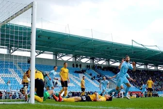 CFC verschärft Krise bei Dynamo - Marc Endres (rechts) jubelt über seinen Treffer zum 1:0 in der 18. Minute, die Dresdner schauen entsetzt hinterher.