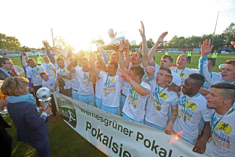 CFC verteidigt Sachsenpokal mit 2:0-Sieg gegen FSV Zwickau - Hier ist der Pott: Die Chemnitzer feiern den Pokalsieg.