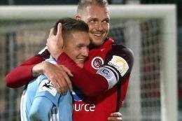 CFC: Vieles passt, aber das Ergebnis nicht - CFC-Stürmer Daniel Frahn (l.) wurde von Wiesbadens Kapitän Steven Ruprecht getröstet.