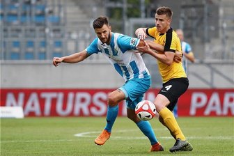CFC zittert sich gegen tapfere Auerbacher zum Sieg - CFC-Torjäger Dejan Bozic (links) setzt sich gegen Auerbachs Felix Lietz durch.