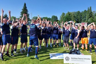 Champion mit 15 Punkten Vorsprung: Die SpG Tirpersdorf/Bergen/Werda II bekommt endlich den Meisterpokal - Kapitän Patrick Fischer (mit Pokal) feierte am Samstag mit seinem Team den souveränen Titelgewinn.