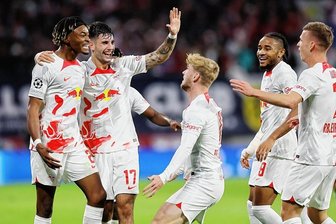 Champions League: Ein junger Franzose ist der Held in einem denkwürdigen Spiel - Mohamed Simakan (l.), Dominik Szoboszlai, Timo Werner, Christopher Nkunku und Dani Olmo (v. l.) jubeln euphorisch.