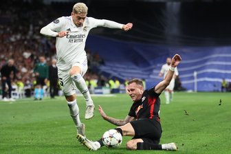 Champions League: RB Leipzig verliert bei Titelverteidiger Real Madrid - Leipzigs David Raum (r) und Madrids Federico Valverde kämpfen um den Ball.