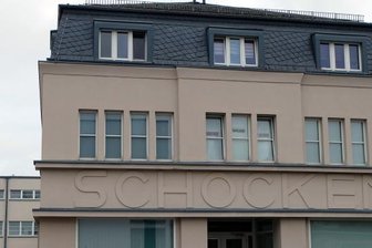 Chance auf Blick in Oelsnitzer Warenhaus-Bau - Die Fassade des 1904 errichteten Kaufhauses mit Eingang an der Meinertstraße in Oelsnitz. Im Hintergrund ist der 1928/29 errichtete, zweite Erweiterungsbau zu erkennen.