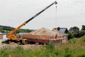 Chance auf neue Einwohner für Thermalbad Wiesenbad: Erste Häuser im Wohngebiet entstehen - Das zweite Einfamilienhaus im Wohngebiet an der B 95 in Schönfeld hat in diesen Tagen seinen Dachstuhl erhalten. Im Herbst soll es bezugsfertig sein - einschließlich Garage und Anbau. 