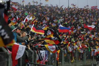 „Chance genutzt“: Lob aus dem Stadtrat für Klingenthaler Weltcup-Wochenende - 15.000 Zuschauer haben die Springen in der Vogtland-Arena verfolgt.