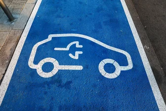 Chancen und Tücken beim Kauf eines kleinen E-Autos - Bevor man so eine Fläche mit dem eigenen E-Auto zum Laden befahren darf, muss eine Kaufentscheidung her. Und die richtet sich nach Auswahlkriterien wie Akkugröße und Ladeleistung zum Schnellladen sowie Platzangebot.