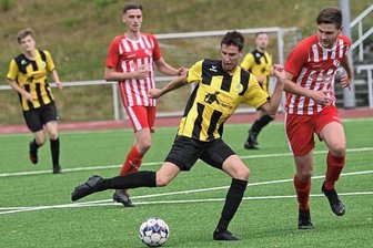 Chancenarmer Testkick endet folgerichtig - Altmittweidas Philipp Krasselt (l.) versucht, am Stollberger Sascha Schulz vorbeizukommen. Das Aufsteiger-Duell endete torlos. 