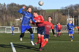 Chancenplus nicht genutzt: Fußballer des SSV Königshain-Wiederau scheitern im Pokal am TSV Großwaltersdorf/Eppendorf - SSV-Stürmer Louis Blüher (l.) legte das 1:0 auf. Am Ende jubelten allerdings Sandro Faßke (M.) und Oliver Petermann über das Weiterkommen.