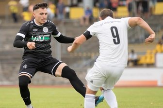 Chancenwucher macht Fehlstart perfekt - Daniel Heinrich (links) wird hier vom Sandersdorfer Rico Gängel gestoppt. Nach zwei Niederlagen zum Auftakt der neuen Saison stehen die Plauener vor dem Derby am Freitag in Auerbach unter Druck.
