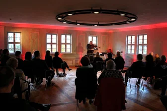 Chanson trifft Literatur: Künstler gestalten musikalisch-literarischen Abend im Herrenhof Erlahammer - Der Festsaal im Obergeschoss des Herrenhofes Erla bietet den Rahmen für ausgesuchte Veranstaltungen.