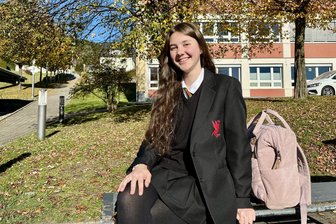 Chantal liebt ihre neue Schuluniform – ein Andenken an ihren Auslandsaufenthalt in Worcester - Chantal Sachse ist von ihrem Auslandaufenthalt in Großbritannien zurück und trägt nun voller Stolz die Schuluniform.