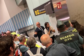Chaos auf Teneriffa: Hohenstein-Ernstthaler zählt zu 200 gestrandeten Flugpassagieren - Die Stimmung am Info-Schalter am Flughafen von Teneriffa kippte am Samstagabend, schließlich rückte auch die Polizei an. Einige Betroffene lieferten sich heftige Wortgefechte mit den offenbar überforderten Mitarbeitern.