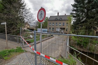 Chaos beim Moto-GP auf dem Sachsenring vorprogrammiert: Brücke zu Parkplätzen an B 180 wurde gesperrt - Die Brücke von der B 180/Goldbachstraße zur ehemaligen Bäckerei Tittmann ist seit einigen Tagen voll gesperrt. Die Querung des Lungwitzbaches ist nicht nur für Anwohner wichtig, sondern auch für Rennsportfans beim Moto-GP auf dem Sachsenring.