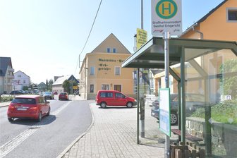 Chaos-Bushaltestelle in Großhartmannsdorf wird umgebaut - Die Bushaltestelle am Erbgericht in Großhartmannsdorf: Morgens geht es hier chaotisch zu.