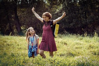 Chaos, Kino und Charakter: Luna Wedler über ihren neuen Film „22 Bahnen“ nach Caroline Wahl - Szene aus „22 Bahnen“: Für ihre kleine Schwester Ida (Zoë Baier, links) nimmt sich Tilda (Luna Wedler) Zeit, auch wenn sie Stress hat.