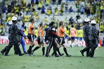 Chaos-Testspiel: Acht Mal Rot für Brasiliens Fußballerinnen - Das Schiedsrichterinnen-Team musste den Platz unter Polizeischutz verlassen.
