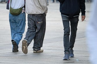 Chaotischer Prozess in Zwickau: 13-facher Vater soll Mitschüler seines Sohns geschlagen haben - Nach einer Rangelei unter Jugendlichen in der Schule sollen auf dem Nachhauseweg einem Vater die Sicherungen durchgebrannt sein.