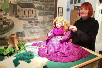 Charakter gefragt: Warum ein Museum im Vogtland auf Puppen setzt - Birgit Wappler und einer ihrer Puppen-Schätze, hier zur Froschkönig-Szene arrangiert.