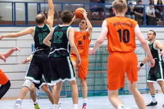 Charakter gezeigt: Freiberger Korbjäger gewinnen in der Lausitz - Gutes Händchen: Enrico Knoth, hier in einem früheren Spiel, war in Görlitz mit 26 Zählern bester Freiberger Punktesammler.