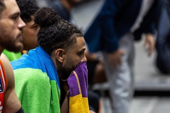 Charaktertest ohne den Kapitän: Für die Niners Chemnitz beginnen am Dienstag in Litauen zwei Wochen der Wahrheit - Enttäuschung pur bei Niners-Kapitän Kaza Kajami-Keane während des Spieles am vergangenen Freitag gegen Würzburg. Am Dienstag in Litauen wird er verletzt fehlen.