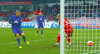 Charaktertest zu 100 Prozent bestanden - Das letzte Tor im alten Erzgebirgsstadion. Nicky Adler schiebt den Ball vorbei an Kölns Torhüter Andre Poggenborg zum 2:0 ein.