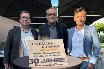 Charité, Bundestag, Plauens neue Super-Halle: Ingenieure aus dem Vogtland managen bundesweit Top-Projekte - Die von Bernd Dominok (Mitte) und Steffen Lachmann (rechts) gegründete Oelsnitzer Ingenieurgesellschaft besteht 30 Jahre. Zu den Jubiläumsgratulanten zählte der Oelsnitzer OB Mario Horn (CDU) - und die passende Torte zum Firmengeburtstag gab es auch.