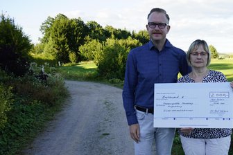 Charity-Turnier im Erzgebirge: Golfer erspielen Spenden für Kinderprojekte - Silke Vogel und Christian Saffert von der Awo Schneeberg haben 2000 Euro erhalten.