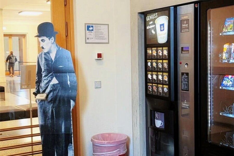 Charlie Chaplin vermisst: Chemnitzer Uni-Bibliothek lobt Finderlohn aus - Seit Weihnachten stand Charlie Chaplin neben dem Getränke-Automaten im Eingangsbereich der Uni-Bibliothek. 