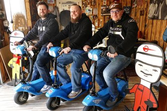 Charly-Cup: 2. Sommertreffen in Hohndorf rückt neben vielen Motorrädern einen historischen E-Roller in den Fokus - Die E-Roller, die sich Philipp Beer, Sebastian Hermann und Heiko Hoba (von links) zugelegt haben, sollen im August beim Charly-Cup eine wichtige Rolle spielen.