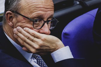 Charmeoffensive gescheitert? Merz, die Grünen und der Machtpoker um das Grundgesetz - Ungewohnte Worte hört man von Friedrich Merz an diesem Donnerstag im Bundestag – er bedankt sich für „außerordentlich gute, sehr vertrauensvolle Gespräche“ mit den Grünen.