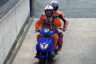 "Chauffeur-Dienst" für die Stars der MotoGP auf dem Sachsenring - Bitte schnell zurück: Superstar Marc Marquez (hinten) wird von der Mobilen Streckensicherung nach einem Sturz in die Box gebracht. 