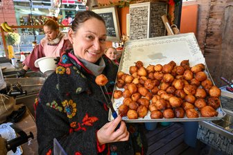 „Cheat Day“ oder Kalorienzählen: Wie Schlemmermäuler und Figurbewusste über den Chemnitzer Weihnachtsmarkt kommen - Nathalie Endres mit den beliebten Quarkbällchen auf dem Chemnitzer Weihnachtsmarkt.
