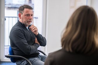 Check vor OB-Wahl in Aue-Bad Schlema: AfD-Kandidat fordert moderne Verwaltung - Wie würde er als OB die Innenstadt beleben? Lars Bochmann (AfD) sprach darüber in einer Fragerunde mit drei Bürgern – Larissa Stark, Bernd Steinhardt und Frank Jungnickel.