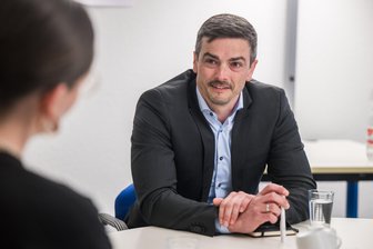 Check vor OB-Wahl in Aue-Bad Schlema: Linken-Kandidat will Armut stärker bekämpfen - Welche Projekte würde Tony Neuß (Foto, Linkspartei) als Oberbürgermeister anpacken? Darüber sprach er mit drei Bürgern – Larissa Stark, Bernd Steinhardt und Frank Jungnickel.