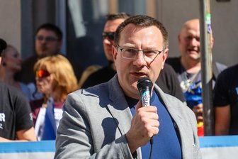 Check vor OB-Wahl in Aue-Bad Schlema: Wer ist „Freie Sachsen“-Kandidat Stefan Hartung? - Stefan Hartung spricht bei einer Demo der rechtsextremen „Freien Sachsen“ am 1. Mai in Aue.