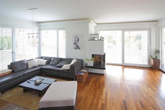  Bodentiefe Fenster sorgen für viel Helligkeit im Raum. Doch extremer Lichteinfall kann auch stören. Sonnenschutzgläser lassen weniger Licht durch.