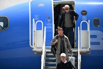 Cheerleader-Jubel zum Empfang des DFB-Teams in Winston-Salem - Julian Nagelsmann und Rudi Völler verlassen das Flugzeug in Winston-Salem.