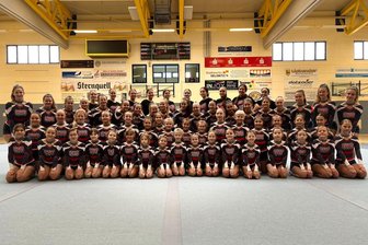 Cheerleader wollen bei Landesmeisterschaften überzeugen - Die Cheerleader vom Cheerleaderverein Obervogtland nach der Generalprobe in Oelsnitz für die sächsischen Landesmeisterschaften, die an diesem Samstag in Riesa stattfinden. Foto: Verein
