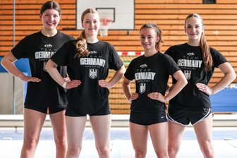 Cheerleading: CVO-Quartett fliegt zur WM - Sina Martin, Lea Meyer, Vanessa Schumann und Lina Siwek (von links) vom Cheerleaderverein Obervogtland nehmen an der Cheerleading-Weltmeisterschaft im April in Orlando in Florida teil.