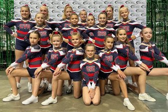Cheerleading-Landesmeisterschaft: Eine Überraschung, ein unerwarteter Titelgewinn und ein letzter gemeinsamer Auftritt - so lief es für die Obervogtländerinnen - Die „Magic Diamonds“ vor ihrem Auftritt bei der sächsischen Landesmeisterschaft in Riesa, bei der sie den Meistertitel gewonnen haben.