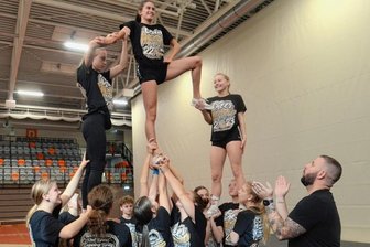 Cheermania lässt nicht locker - Nach DM-Bronze: Die Devilmaniacs arbeiten hier mit dem englischen Profi Jonny Rattigan (rechts) an ihrer neuen Wettkampfroutine. Bis zur Landesmeisterschaft müssen auch schwere Elemente sitzen.