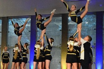 Cheermania startet wieder durch - In den Startlöchern: Die Auerbacher Cheerleader haben sich monatelang auf die neue Saison vorbereitet. Am Samstag muss alles sitzen. 