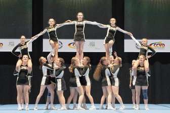 Cheermania und die Glückspillen - Meistertitel sind Teamarbeit: Damit bei so einer Pyramide alles funktioniert, muss jede Cheerleaderin ihre Rolle kennen. Den Red Maniacs (im Bild) gelang das in Riesa ohne Probleme.