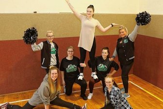 "Cheers" wollen Fans begeistern - Das Team der "Erzgebirge Miners Cheers": Sindy Bitterlich, Franziska Schmiedel, Alexandra Scherret, Elisa Lawnik und Silvana Bitterlich (hinten, v. l.) sowie Trainerin Lisann Drechsler (vorn, l.) und Jessica Kühnel. Neue Gesichter in der Turnhalle Kühberg sind gerne gesehen.